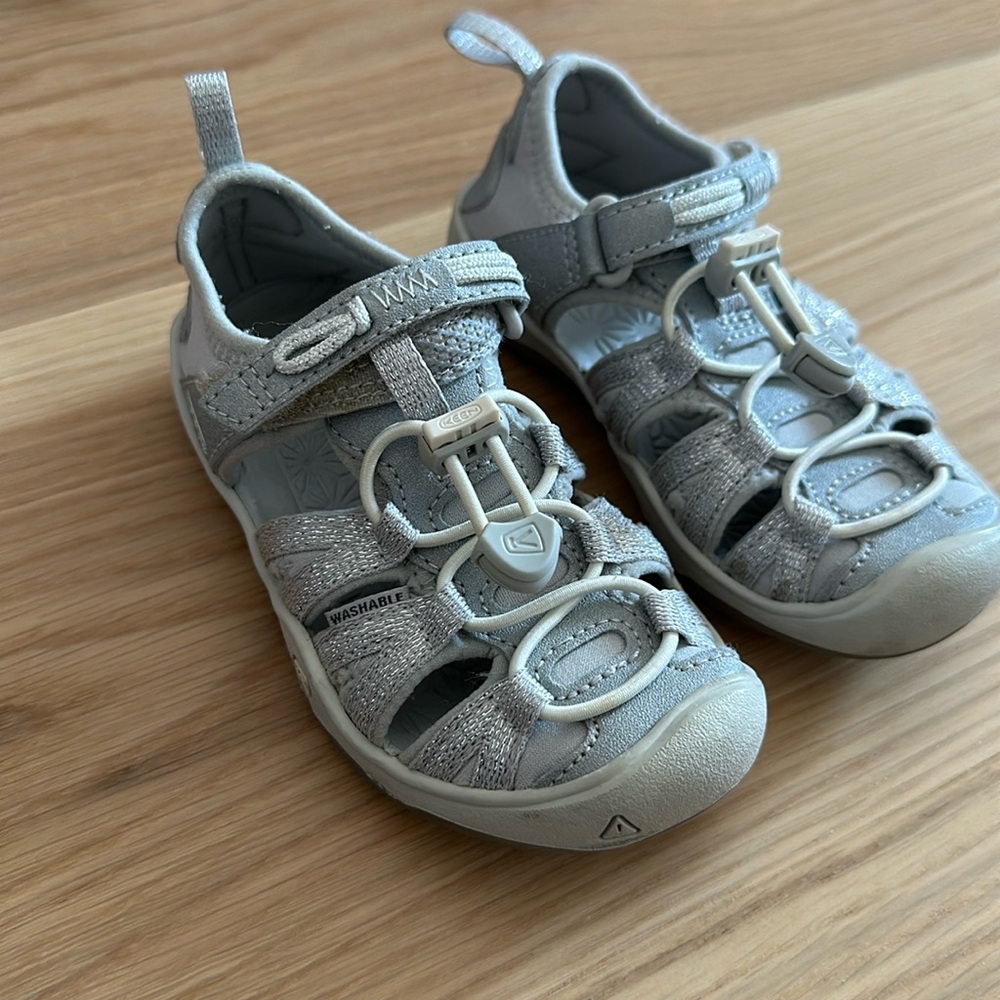 KEEN Kid's Moxie Closed Toe Casual Sandal Silver size 8 little kid